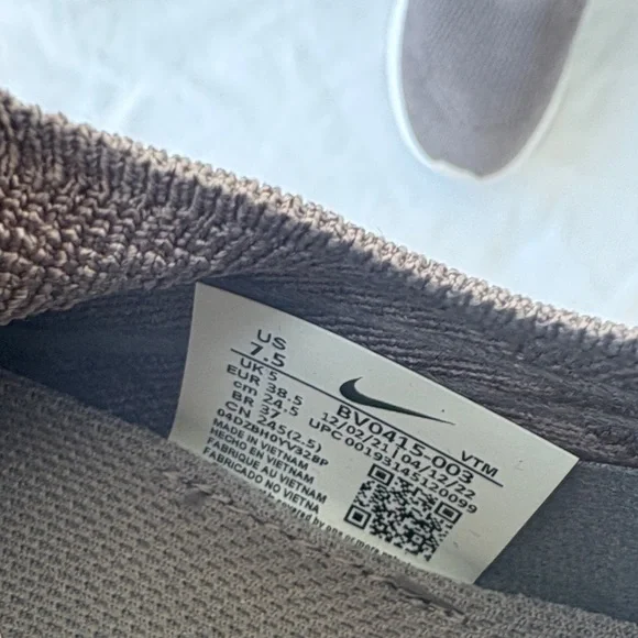 Nike Slip-On Athletic Shoes Gray - Picture 2 of 8